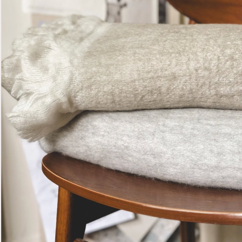 NWT Soft Fringe Knit Throw in Pebble - Picture 4 of 4